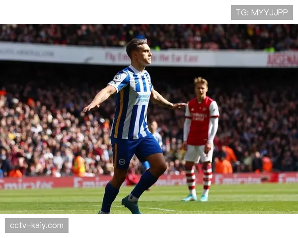 即时：布莱顿前锋三笘薫突破时疑似大腿拉伤，被队医搀扶离场。